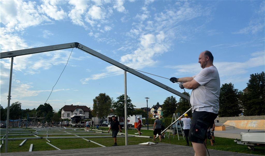 Vorbereitungen fürs Konzert: Das Hard-Rock-Zelt des Jugendraums Großglattbach wird vom ZELTIC Mietservice aufgestellt.Foto: Stahlfeld