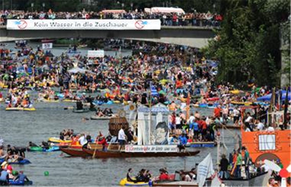 Vorbild für Mühlacker ? Beim Nabada in Ulm schippern jährlich mehrere hundert Teilnehmer in einem bunten  allerdings professionell organisierten  Wasserumzug die Donau hinab.
Foto: Archiv