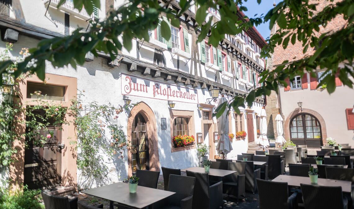 Vorbote eines ambitionierten Großprojekts mitten im Maulbronner Klosterhof: die Wiederbelebung der „Klosterschmiede“. Folgen sollen noch der Umbau des Gebäudes zu einem Hotel und der Neubau für eine kleine Brauerei nebenan. Foto: Fotomoment