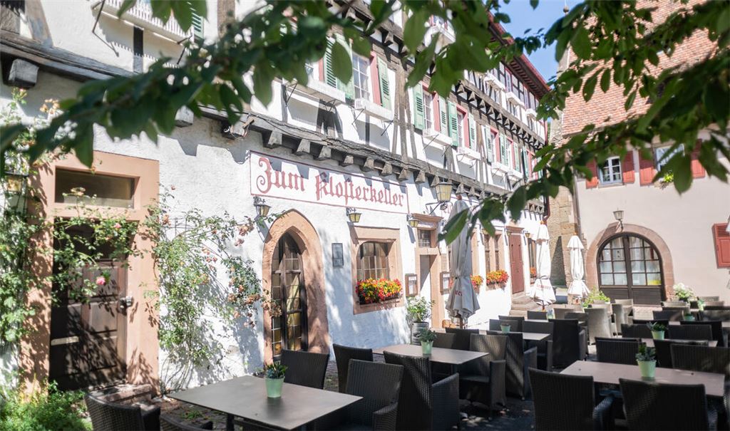 Vorbote eines ambitionierten Großprojekts mitten im Maulbronner Klosterhof: die Wiederbelebung der „Klosterschmiede“. Folgen sollen noch der Umbau des Gebäudes zu einem Hotel und der Neubau für eine kleine Brauerei nebenan. Foto: Fotomoment