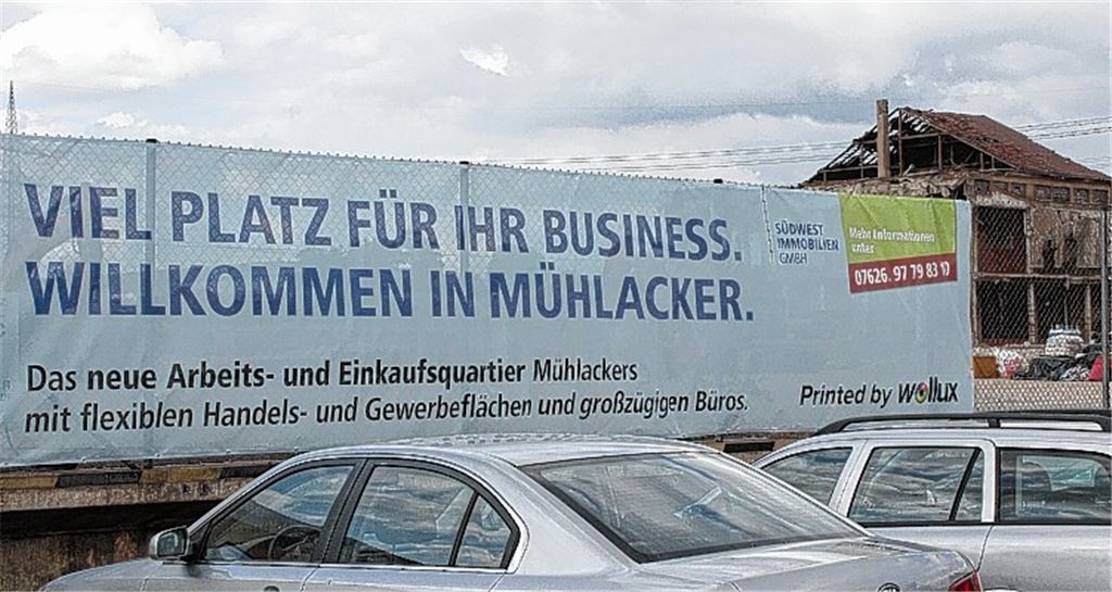 Vorboten: Die neue Bebauung des Ziegeleigeländes kündigt sich auf Bannern an.