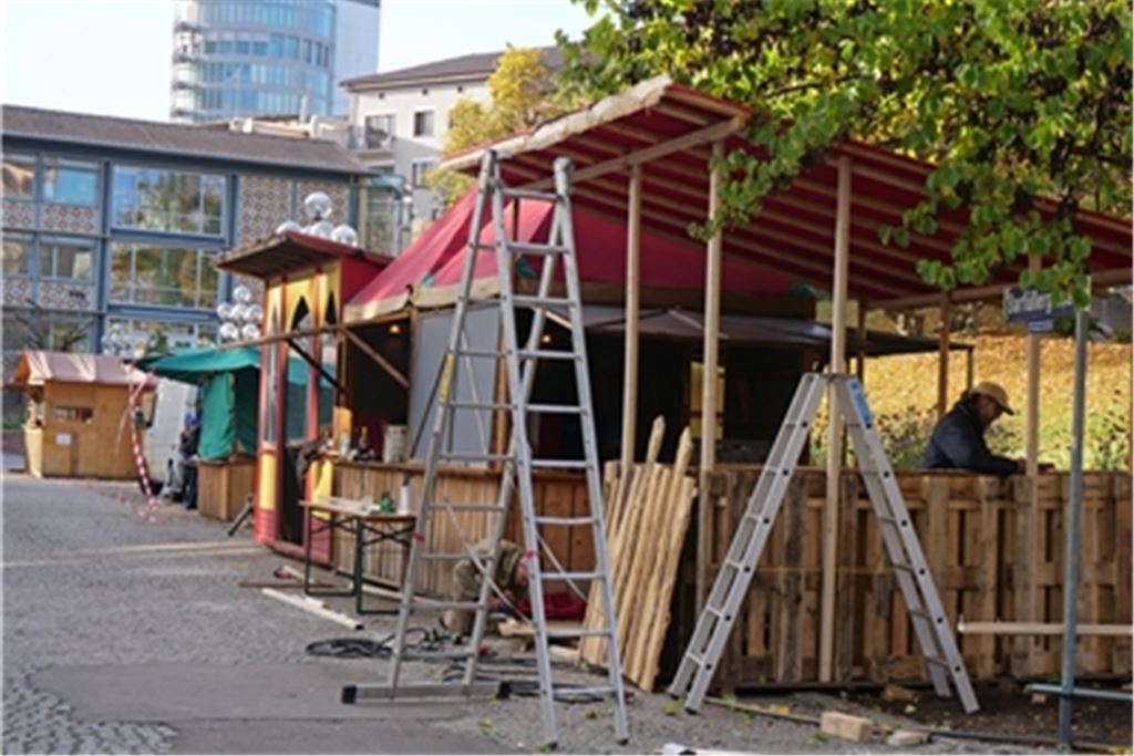 Vorboten: In der Barfüßergasse werden bereits die ersten Stände für den Mittelaltermarkt aufgebaut. Foto: Friedrich