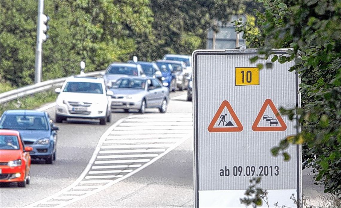 Vorboten: Mit Schildern wird auf die anstehende Baustelle hingewiesen. Wer sich auskennt, sollte ab Montag die B10 bei Niefern meiden.