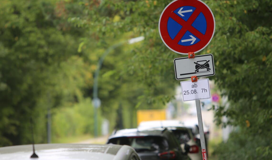 Verkehr macht Bogen um Industriestraße Vorboten der Baustelle auf der Mühlacker Industriestraße: Ein absolutes Halteverbot gilt ab Montag im Kißlingweg, der als Umleitungsroute dient. Foto: Disselhoff