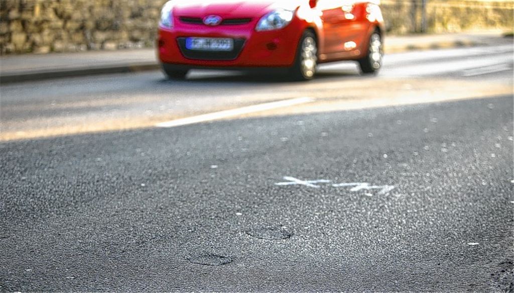 Vorboten der geplanten Sanierung: Mit Hilfe von Probebohrungen wird der Aufbau der Herrenwaagstraße (Bild) und der Enzstraße untersucht.Huber