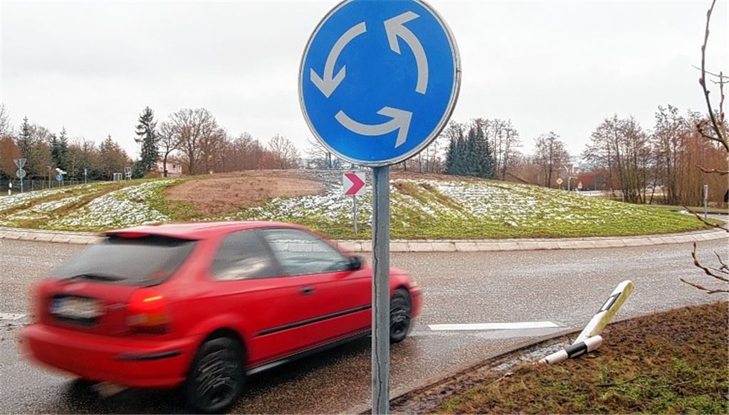 Voreilig gehandelt? Für den Kreisverkehr in Ötisheim, der längst abgeräumt ist, kommt die Kehrtwende auf Landesebene zu spät. Doch das Verkehrsamt will den Schwarzen Peter nicht.