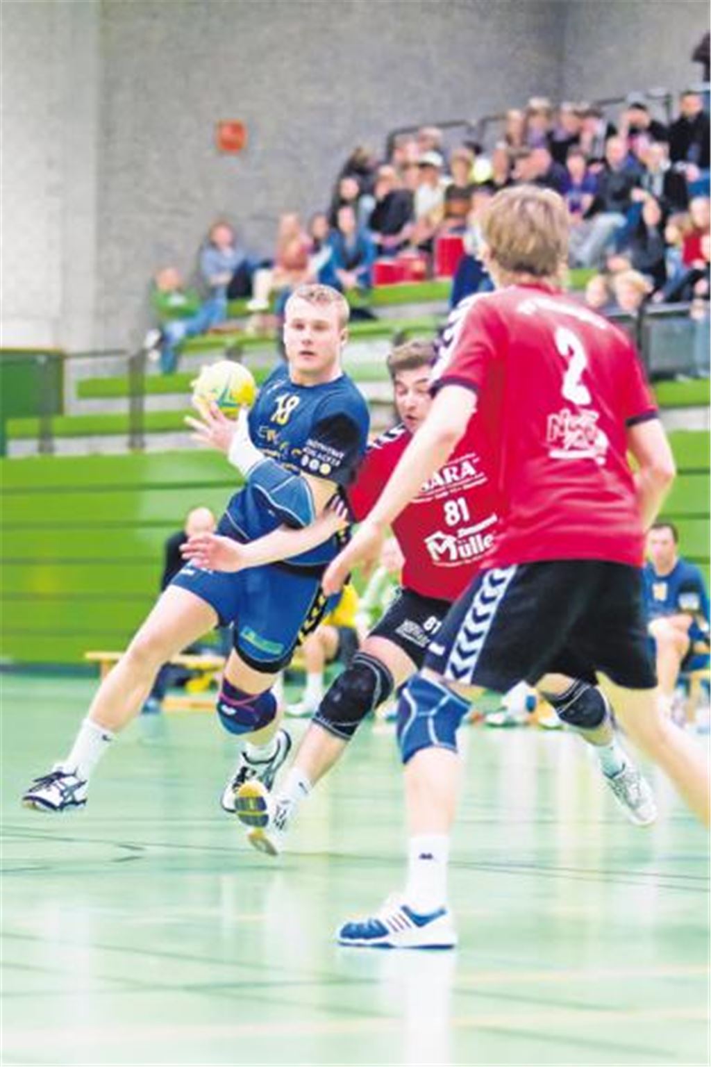 Voreilig riskiert Jörg Bidlingmaier (li.) in den Schlusssekunden einen Wurf und trifft nur den Pfosten. Im Gegenzug fällt der Ausgleich. Foto: Zschorsch