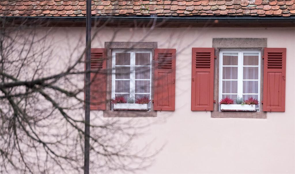 Vorerst keine Einblicke: Hinter diesen Fenstern des Rathauses verbirgt sich das sanierte Büro von Bürgermeister Aaron Treut, das für einige Aufregung sorgt. Foto: Fotomoment