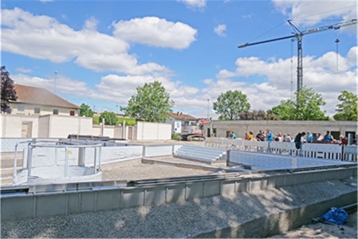 Vorfreude: Beim „Tag der offenen Baustelle“ können sich Bürgerinnen und Bürger über die Fortschritte bei der Knittlinger Freibad-Modernisierung informieren. Foto: Friedrich