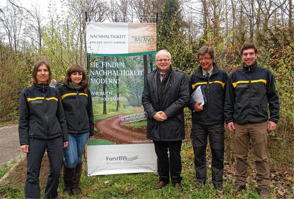 Vorfreude: Enzkreis-Landrat Karl Röckinger (Mitte), Forstamtschef Frieder Kurz (2. v. li.) und ihre Mitstreiter freuen sich über die Veranstaltungen im und rund um den Wald.