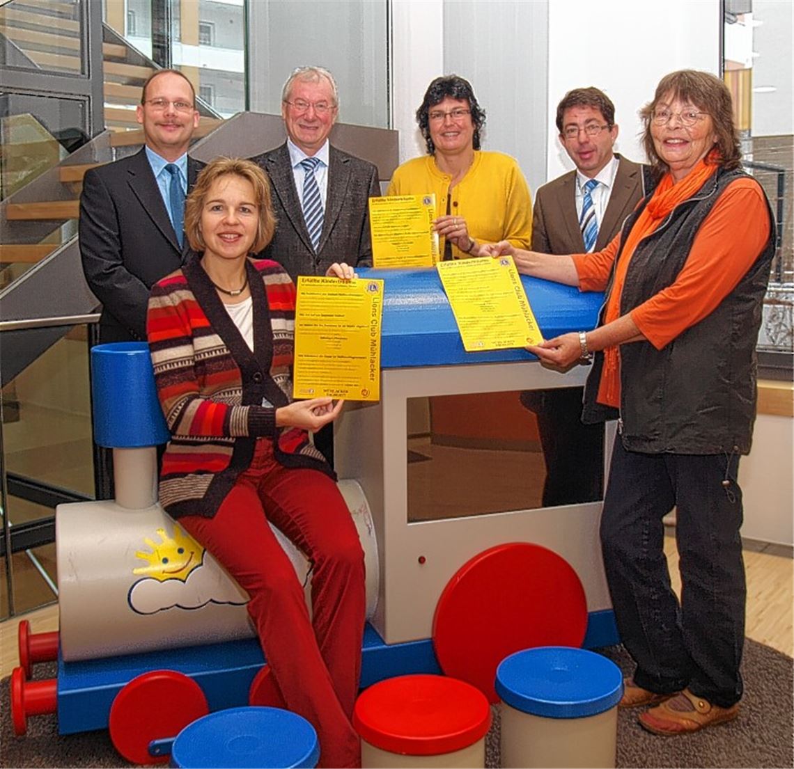 Vorfreude: Für die Wunschbaum-Aktion zugunsten ärmerer Familien ziehen der Lions Club (vorne li. Präsidentin Sandra Sailer), der Mühlacker Tafelladen (re. Leiterin Erika van Luijk), das Mühlacker Tagblatt (2. v. re. Verleger Hans-Ulrich Wetzel) und die Volksbank Pforzheim (v. li.: Regionalleiter Eric Großmann, Vorstandsmitglied Fritz Schäfer und Filialleiterin Susanne Kimmich) wieder an einem Strang.