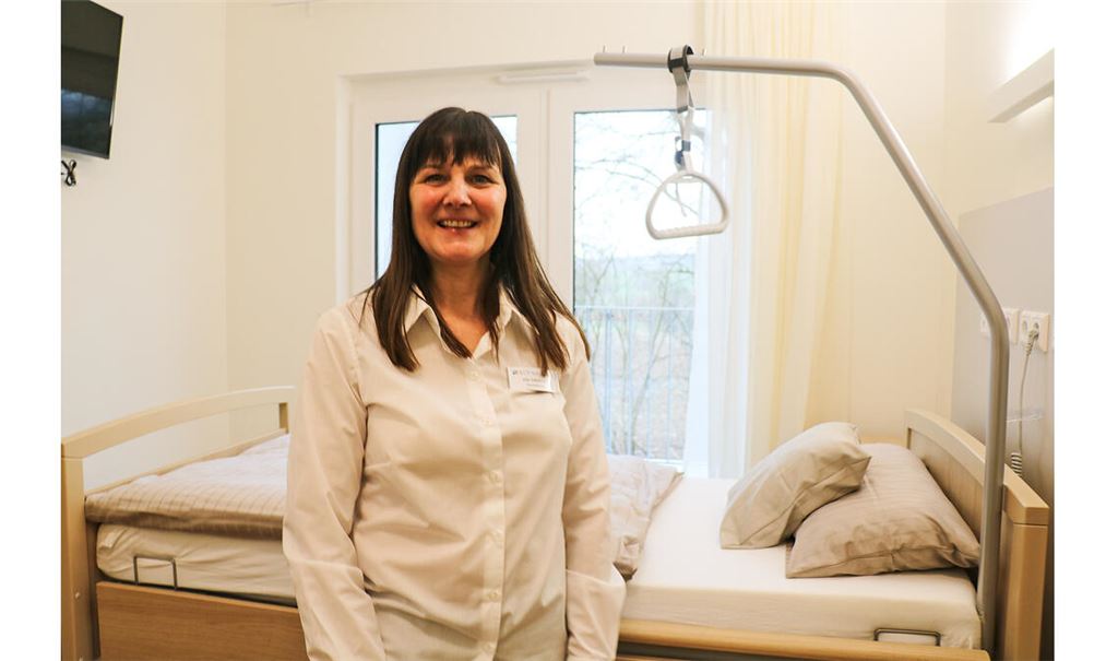 Vorfreude: Leiterin Ute Jakobsen zeigt eines der Zimmer im neuen Kurz- und Übergangspflegeheim. Nächste Woche sollen die ersten Patientinnen und Patienten kommen. Foto: Wewoda