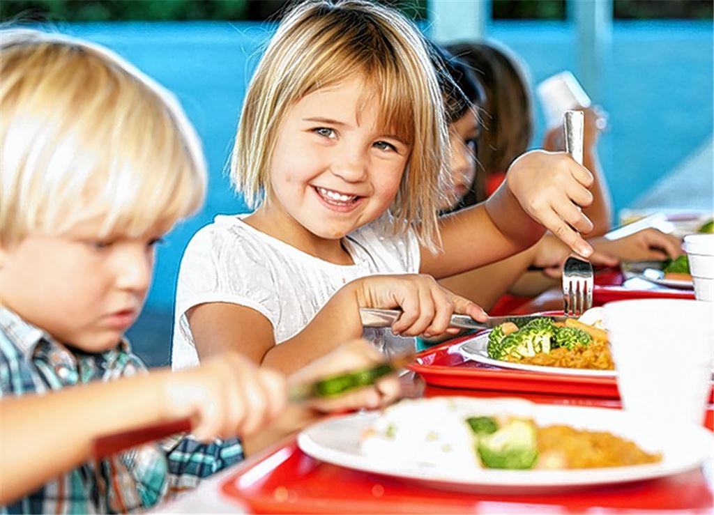 Vorfreude: Planungen für eine neue Mensa in Illingen laufen.Foto: © Monkey Business –Fotolia