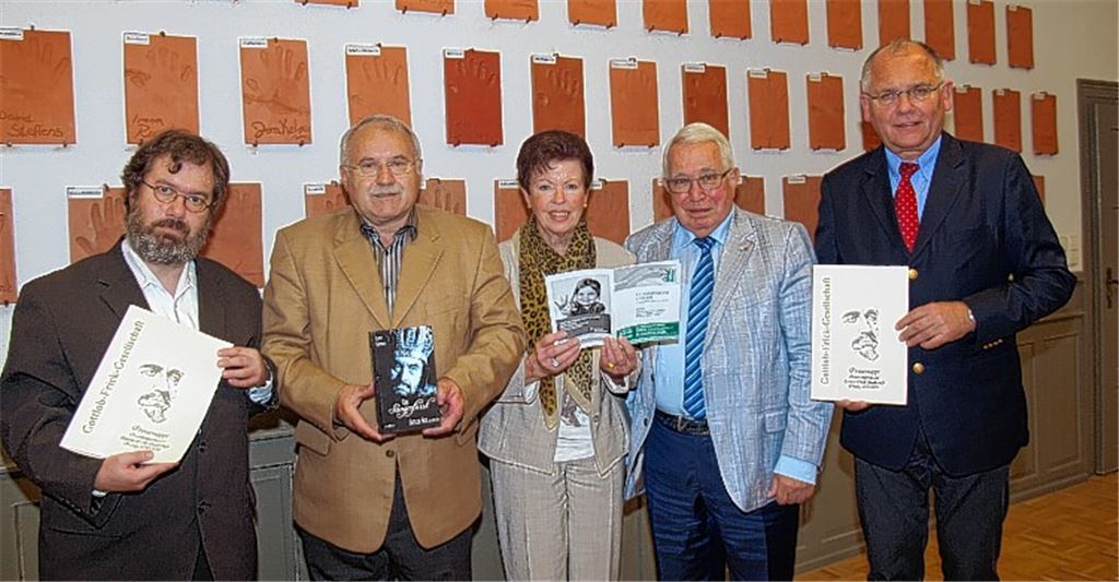 Vorfreude auf das Frick-Konzert und die Matinee am kommenden Wochenende (v. li.): Musikkritiker Ludwig Steinbach, Erhard Werthwein, Dirigent des MGV Lienzingen und Betreuer der Frick-Gedächtnisstätte, Ingrid Hey, Hans A. Hey, Präsident der Frick-Gesellschaft, und Bürgermeister Norbert Holme, Beisitzer im Vorstand der Frick-Gesellschaft. Foto: Filitz