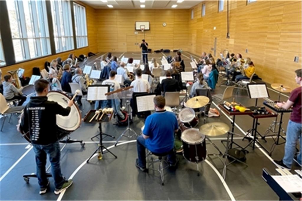 Vorfreude auf das Konzert am Karfreitag: Die Musikerinnen und Musiker des MV Freudenstein proben in der Diefenbacher Gießbachhalle. Foto: privat