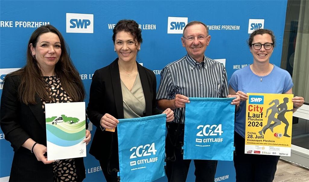 Vorfreude auf den City-Lauf: Yasmin Preisigke und Selma Cantürk vom VPE, Herbert Marquard von den Statwerken und sowie Mareike Röder vom BLV (v. li.).