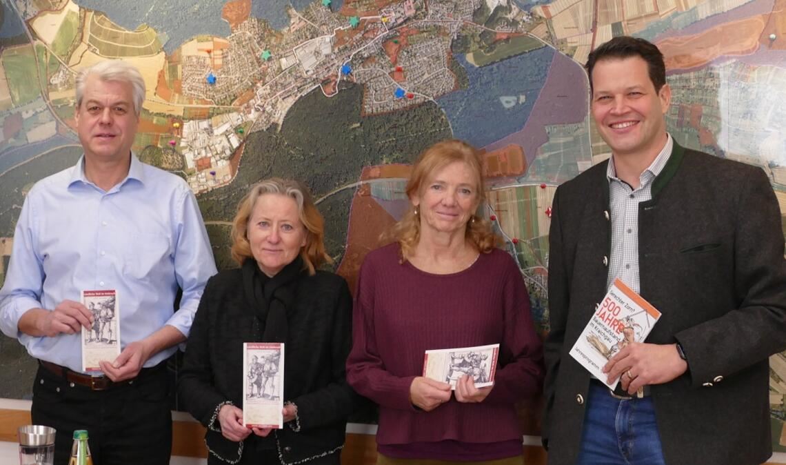 Vorfreude auf die Tagung Anfang April: Stadtarchivar Martin Ehlers, die stellvertretende Leiterin der Klosterverwaltung, Muriel Lauersdorf, die Mitorganisatorin und Moderatorin Dr. Stefanie Woite-Wehle und Bürgermeister Aaron Treut (v.li.). Foto: Weimper