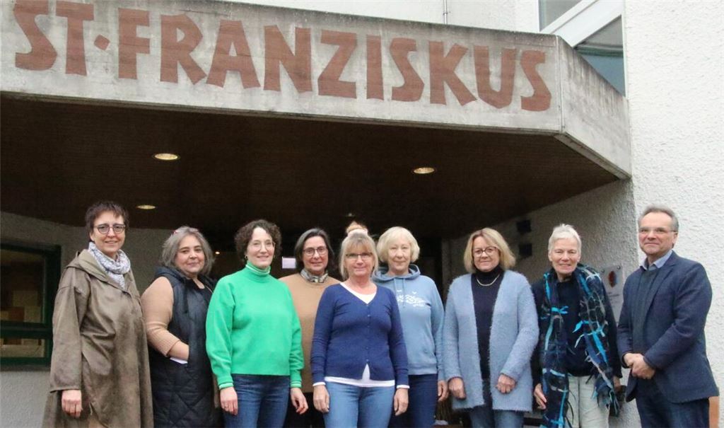 Vorfreude auf die Vesperkirche (v. li.): Alexandra Rapp von der Leitung des Mehrgenerationenhauses Mühlacker, Miriam Treut, Hauswirtschaftsleitung, die Organisatorinnen Anke Norberg, Beate Kärcher-Buck, Jutta Herynek, Brigitte Auerbach, Silke Stammler, Barbara Straub von der evangelischen Gesamtkirchengemeinde und Einrichtungsleiter Markus Schellinger. Foto: privat