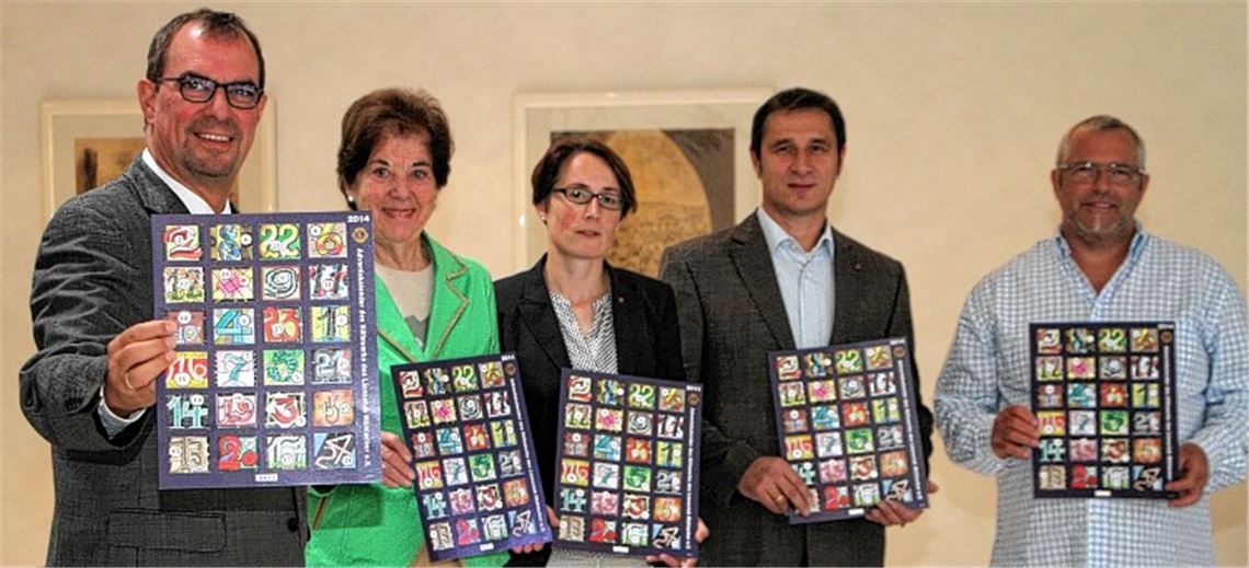 Vorfreude auf einen gewinnreichen Dezember: Oberbürgermeister Frank Schneider und Verlegerin Brigitte Wetzel haben die ersten beiden Kalender von Isabelle Ziegler, Steffen Ritter (beide Lions Club) und dem GHV-Vorsitzenden Hans-Dieter Slobodkin überreicht bekommen.