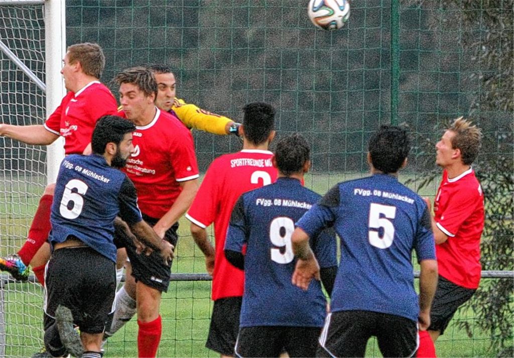 Vorgeschichte zum 0:2: Die Faustabwehr von Mario Lanzara (in Gelb) nach einer Ecke landet vor dem Strafraum bei Giuseppe Drogo. Foto: Eigner