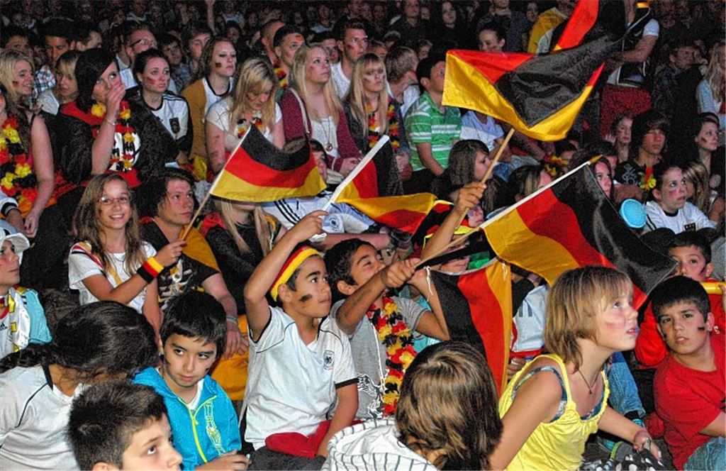 Vorgeschmack: Bei der EM vor zwei Jahren haben Tausende Fans in der Stadtmitte gemeinsam gefiebert, und so soll es auch bei der WM 2014 wieder sein. Doch es gibt noch offene Fragen.Archivfoto: Stahlfeld