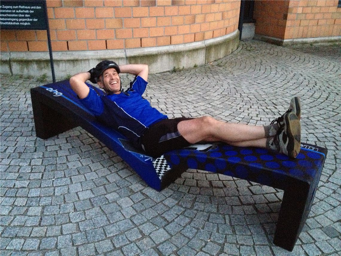 Vorgeschmack auf die Gartenschau: Probeliegen auf einer der Liegen Objekt Enzschleife (Foto: privat)