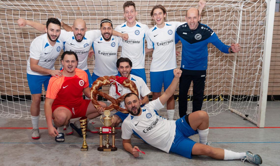 Vorjahressieger SV Illingen mit Riesenbrezel und Pokal. 