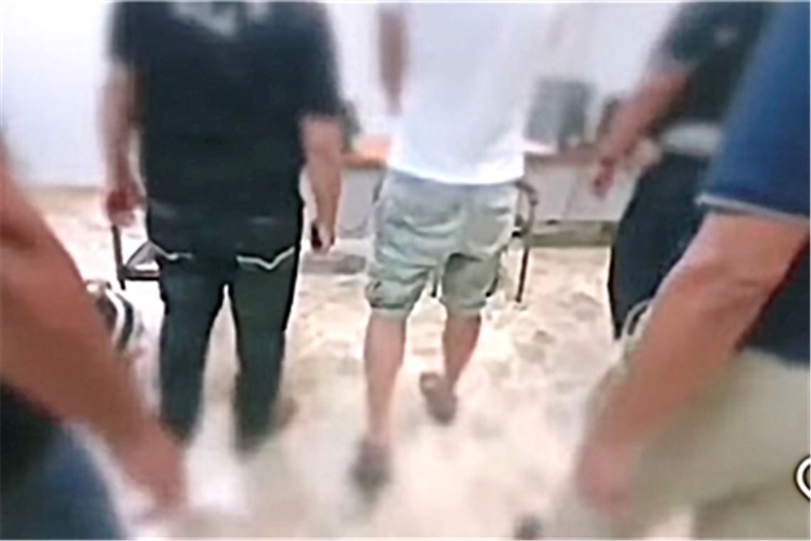 Wenn das Sorgerecht zum Streitfall wird Vorläufiges Ende eines Extremfalls: Der Vater von Raphael befindet sich nach der Entführung seines Sohnes noch immer in Auslieferungshaft in Panama.Foto: Screenshot