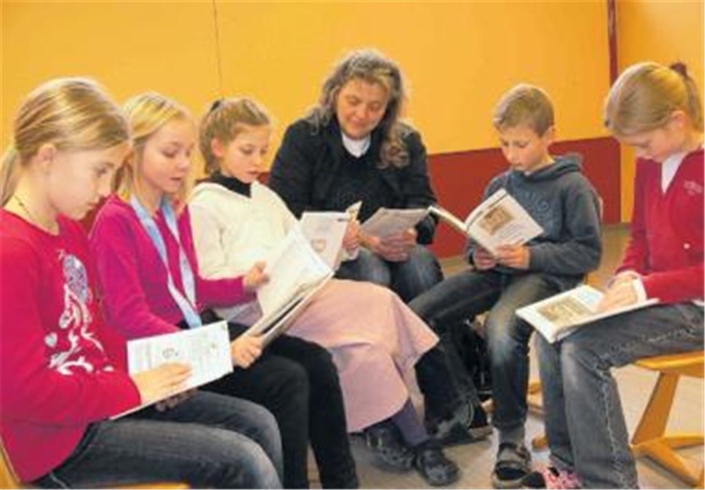 Vorlesen bildet: Wie hier an der Sternenfelser Grundschule sollen bald auch in Mühlacker Kindergärten ehrenamtliche Lesepaten die Lust auf Bücher wecken. 
Archivfoto: Garhöfer
