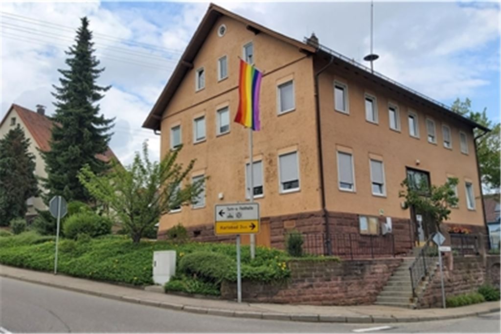 Vorm Rathaus Feldrennach wurde die Regenbogenfahne gehisst. Foto: Gemeinde Straubenhardt