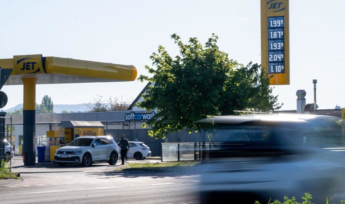 Vormittags fallen die Spritpreise teilweise unter 2 Euro. (Archivbild)