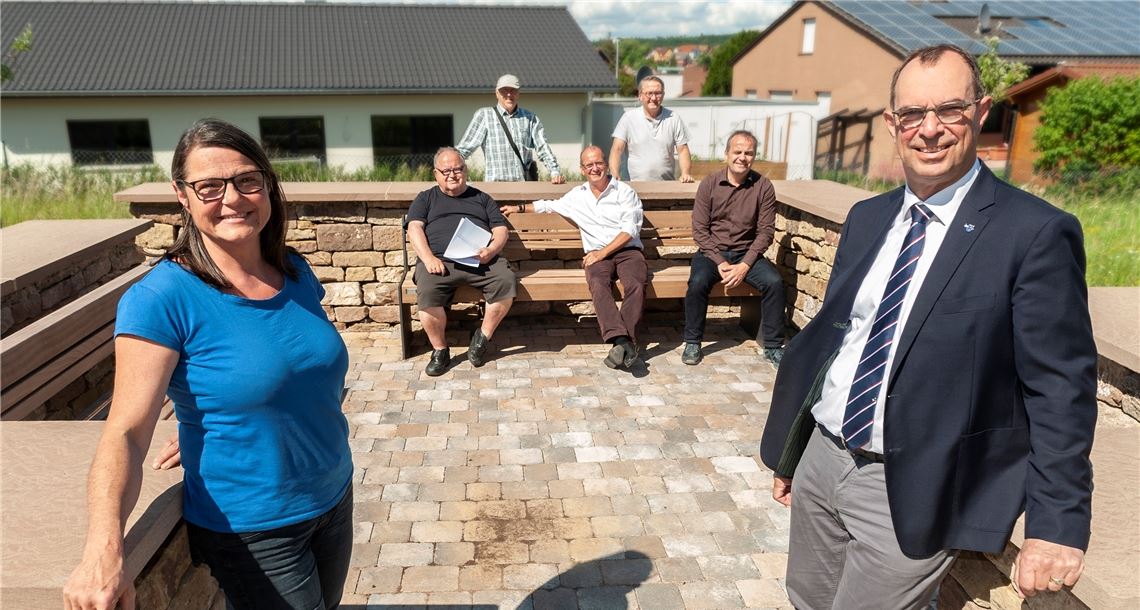 Projekt der „Herzenssache“ lädt zum Verweilen ein Vorne: Ideengeberin Jutta Heugel-Appu mit OB Frank Schneider bei der Einweihung der Anlage. Hinten von links: Günter Bächle, Reiner Schmollinger, Winfried Abicht, Günter Poetsch und Holger Weyhersmüller (Tiefbauamt Stadt Mühlacker). Foto: Fotomoment