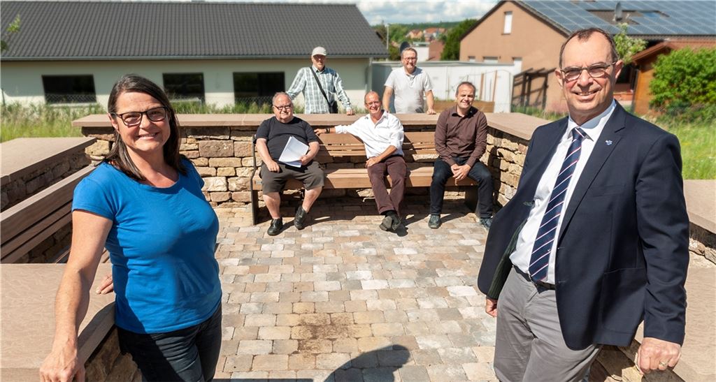 Vorne: Ideengeberin Jutta Heugel-Appu mit OB Frank Schneider bei der Einweihung der Anlage. Hinten von links: Günter Bächle, Reiner Schmollinger, Winfried Abicht, Günter Poetsch und Holger Weyhersmüller (Tiefbauamt Stadt Mühlacker). Foto: Fotomoment