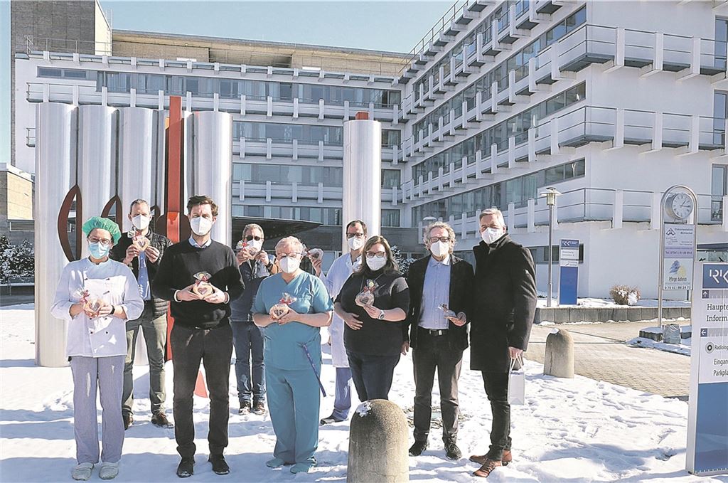 Vorne freuen sich von links Köchin Daniela Wantuch, technischer Leiter Michael Zündel, Martina Raus, Leiterin Zentralsterilisation, und Sabrina Gerhard aus der RKI-Regionaldirektion über die Spendenaktion des Rotary Club Mühlacker-Enzkreis. Ganz rechts dessen Präsident Prof. Dr. Herbert Emmerich, hinten im weißen Kittel Dr. Stefan Pfeiffer, ärztlicher Direktor am Krankenhaus Mühlacker.
