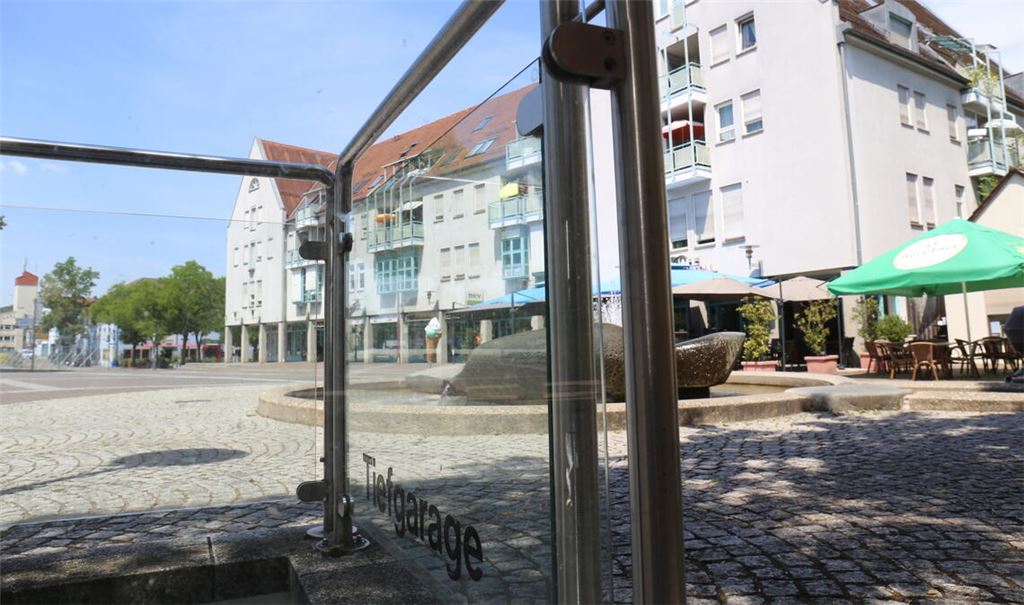 Vorne im Bild ein Zugang zur Tiefgarage, die so starke Schäden an der Bausubstanz aufweist, dass nicht nur sie, sondern laut Urteil eines Ingenieurbüros auch die Standsicherheit des angrenzenden Wohn- und Geschäftshauses im Hintergrund gefährdet ist. Foto: Disselhoff