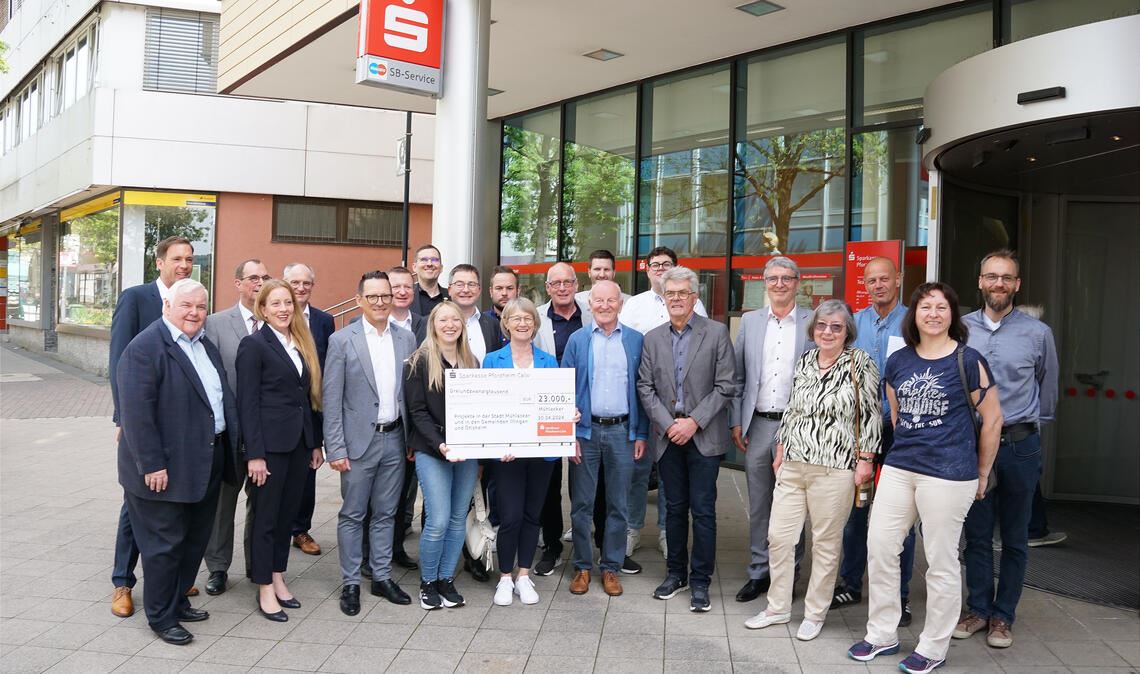 Vorne li. der Vorstandsvorsitzende der Sparkasse Pforzheim Calw Hans Neuweiler, dahinter sein Stellvertreter Sven Eisele, 3.v.li. OB Frank Schneider (Mühlacker), davor Vorstandsmitglied Kerstin Gatzlaff, 5.v.li. Direktor Stephan Günthner, 6.v.li. Filialdirektor Michael Fritz, daneben Direktor Gerd Owczarek und Dr. Georg Stickel. 5.v.re. Bürgermeister Armin Pioch (Illingen). Mit auf dem Foto sind Repräsentantinnen und Repräsentanten der spendenempfangenden Vereine und Einrichtungen. Foto: Bastian