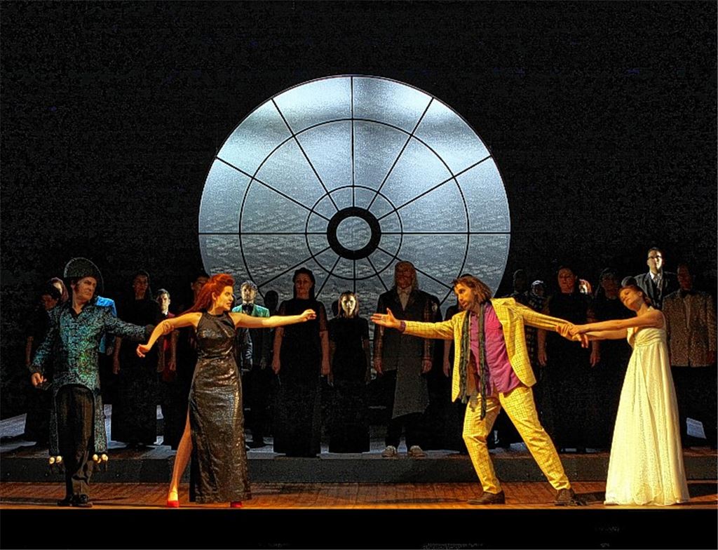 Vorne v. li.: Hans Gröning (Dapertutto), Tatiana Larina (Giulietta), Eric Fennell (Hoffmann) und Marie-Kristin Schäfer (Muse). Foto: privat