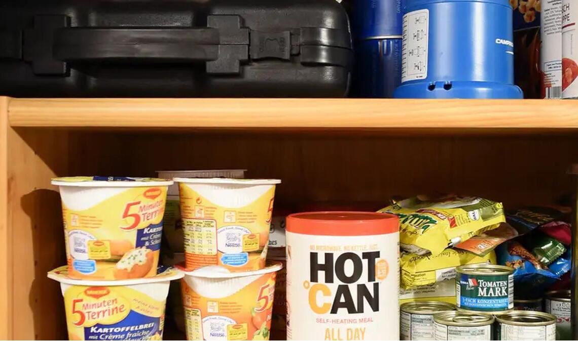Vorratsregal eines Preppers, der sich auf jedwede Katastrophe vorbereitet.