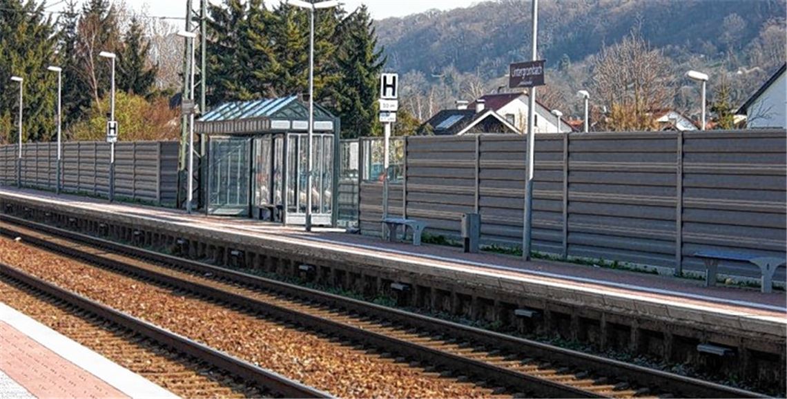 Vorschlag des Bauamts für die einseitige Lärmschutzwand im Bereich Eckenweiher: "Vor dem sichtbaren Hintergrund der Industriebebauung wird für die Lärmschutzwand ein heller Grauton mit gleichfarbigen Pfosten vorgeschlagen (Beispiel Untergrombach). Der einfarbige, helle Grauton wirkt zurückhaltend, fügt sich vor dem Hintergrund der Industriehallen gut ein und wirkt trotz großer Wandhöhe eher leicht und nicht massiv."