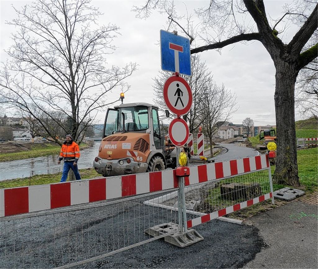Vorsicht, Baustelle: Für Fußgänger lauern Gefahren auf dem Gartenschaugelände.