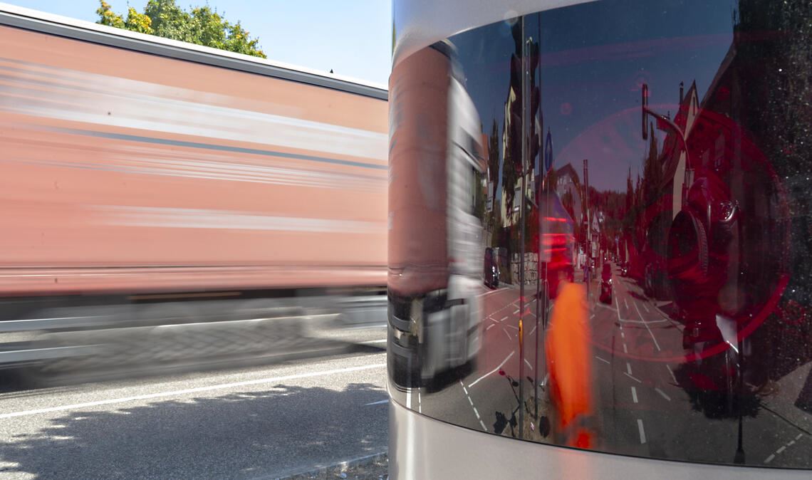 Vorsicht, Falle: Die „Superblitzer“ an der Kreuzung B10/Pforzheimer Straße und Ötisheimer Straße lösen jetzt – stadteinwärts gesehen ganztägig – bei 30 km/h aus. Fotos: Fotomoment