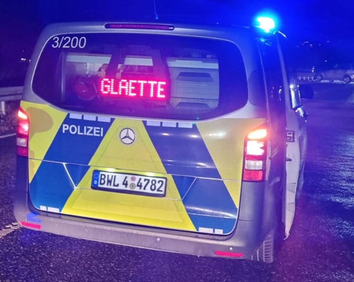 Vorsicht Glätte: Auf der Bahnbrücke im Zuge der Landesstraße 570 bei Ispringen (Bild links) gilt das ebenso wie auf der B10 bei Enzberg, wo am Samstagabend ein 39-Jähriger mit seinem Toyota in die Leitplanke kracht. Fotos: Myroshnichenko, sdmg