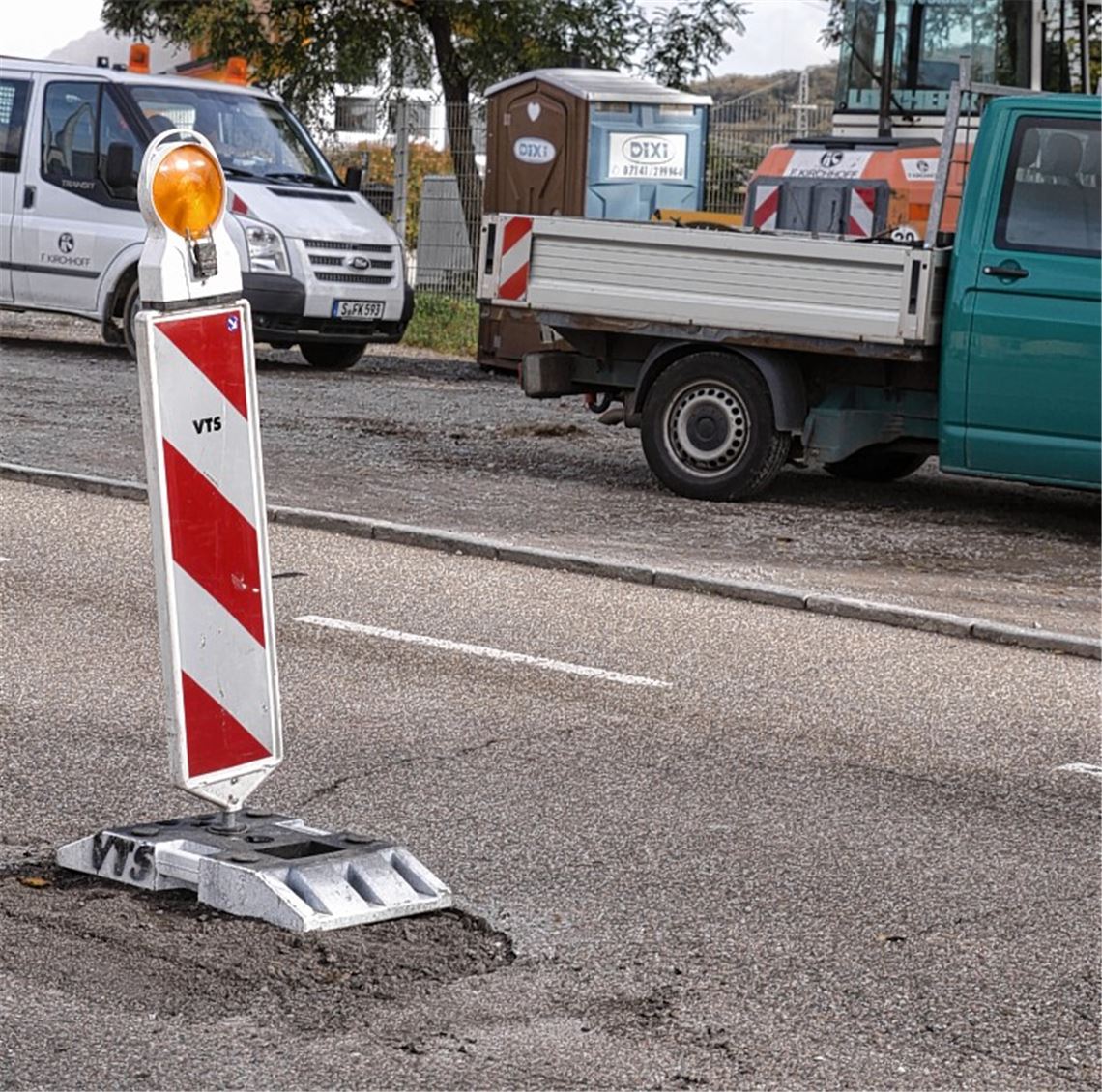 Vorsicht, Straßenschäden! Die Ziegeleistraße muss repariert werden.
