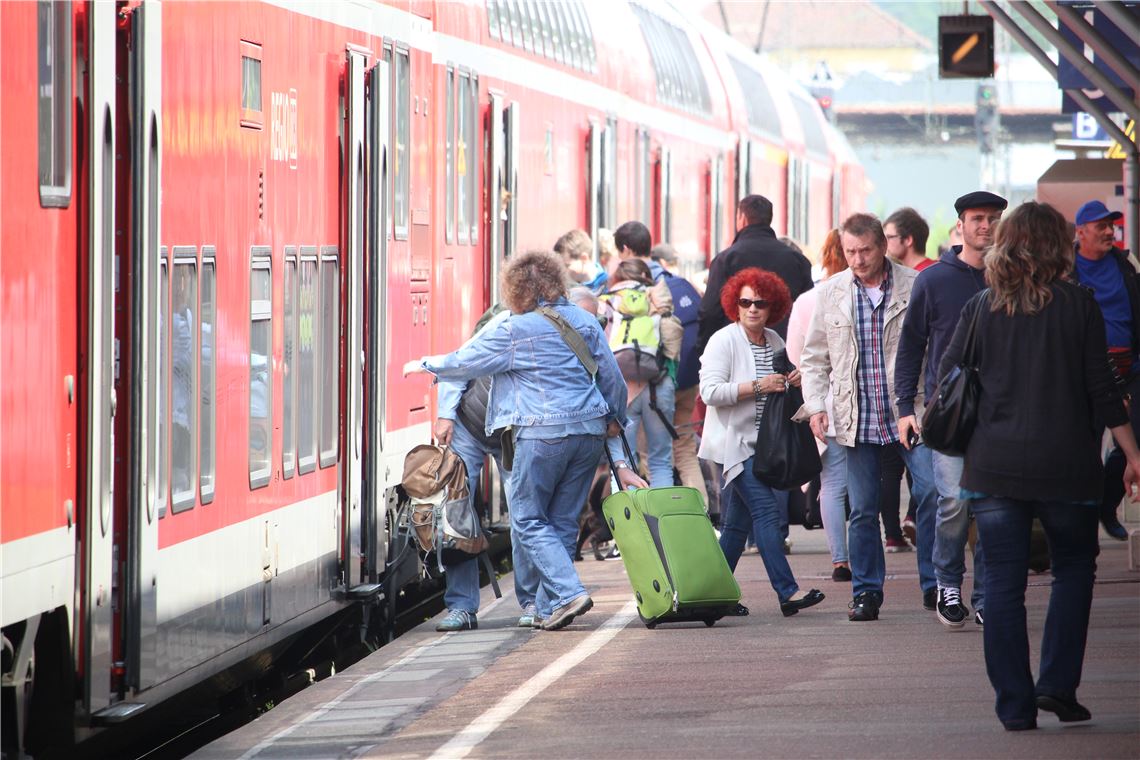 Millionenbetrag fließt in den Bahnhof Vorsicht, Stufe: Um den Fahrgästen den Ein- und Ausstieg zu erleichtern, sollen die Bahnsteige im Bahnhof Mühlacker um 55 Zentimeter angehoben werden. Foto: Huber