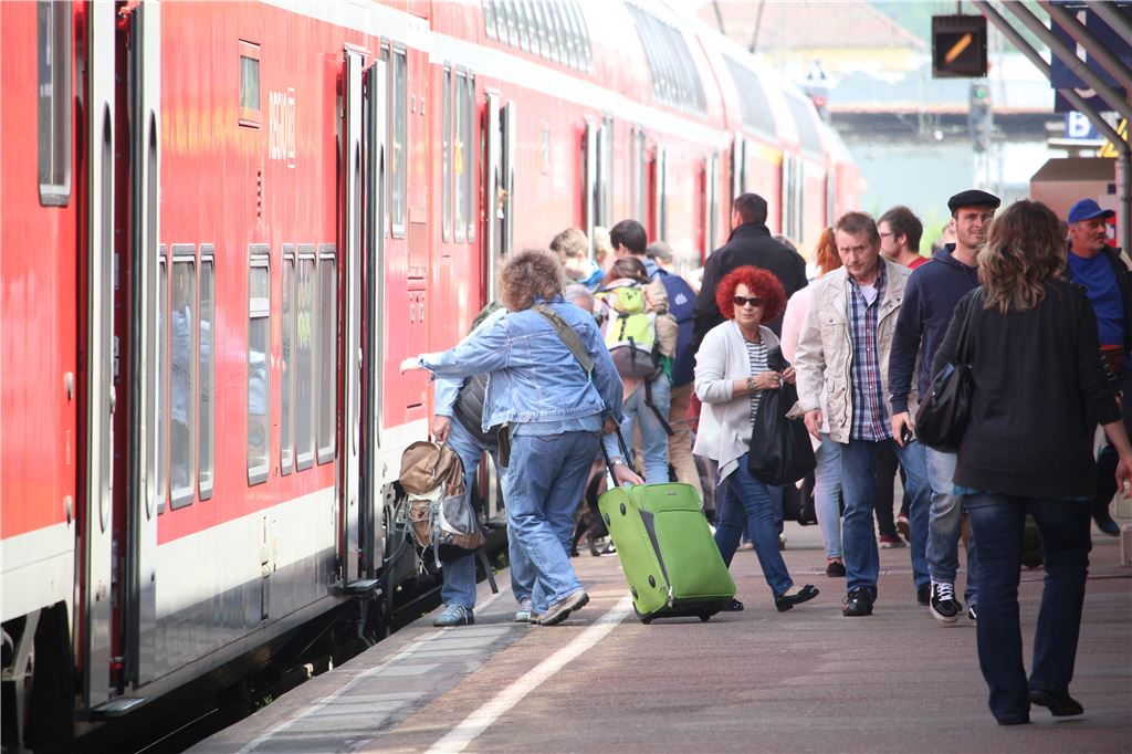 Vorsicht, Stufe: Um den Fahrgästen den Ein- und Ausstieg zu erleichtern, sollen die Bahnsteige im Bahnhof Mühlacker um 55 Zentimeter angehoben werden.  Foto: Huber