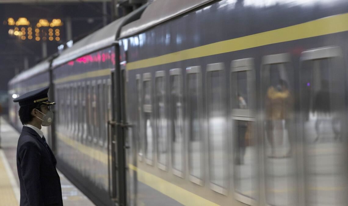 Vorsicht bei der Abfahrt. Ein Zug verlässt den Bahnhof von Wuhan.