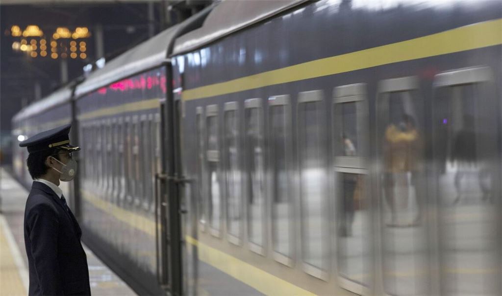 Vorsicht bei der Abfahrt. Ein Zug verlässt den Bahnhof von Wuhan.