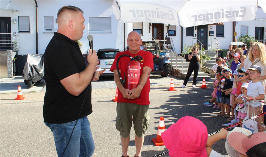 Vorsicht geboten: Lars Toberer (li.) und sein Mitarbeiter Hans-Jürgen Diebolder erklären bei der Feuerwehr-Hocketse den Umgang mit einem Feuerlöscher. Fotos: Prokoph