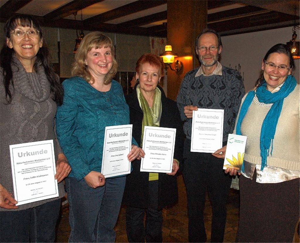 Vorsitzende Angelika Berse (re.) ehrt Jubilare für 20 Jahre Vereinstreue. Foto: Appich