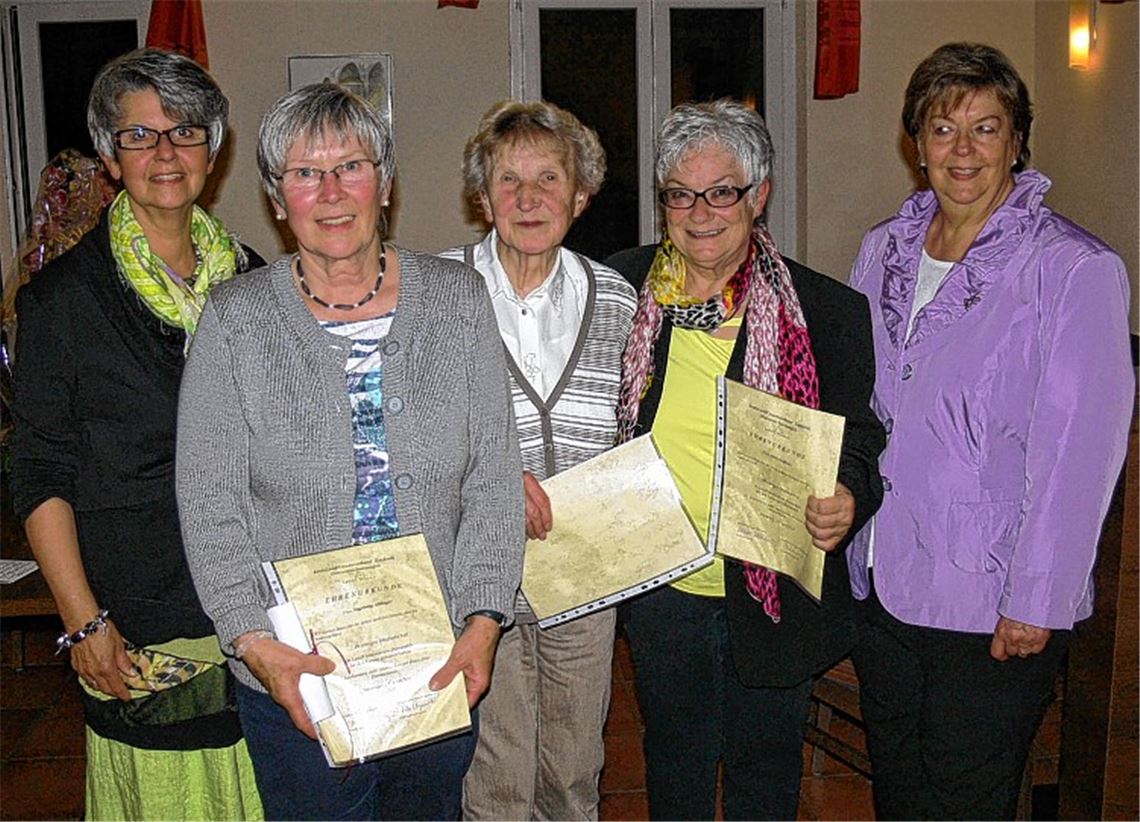 Vorsitzende Ellen Angermaier (li.) und Kreisvorsitzende Margot Bellenbaum (re.) mit Ingeborg Aldinger, Lisa Gschwindt und Doris Häffner (v.li.), die für 40 Jahre Mitgliedschaft im Sternenfelser Verein ausgezeichnet werden.